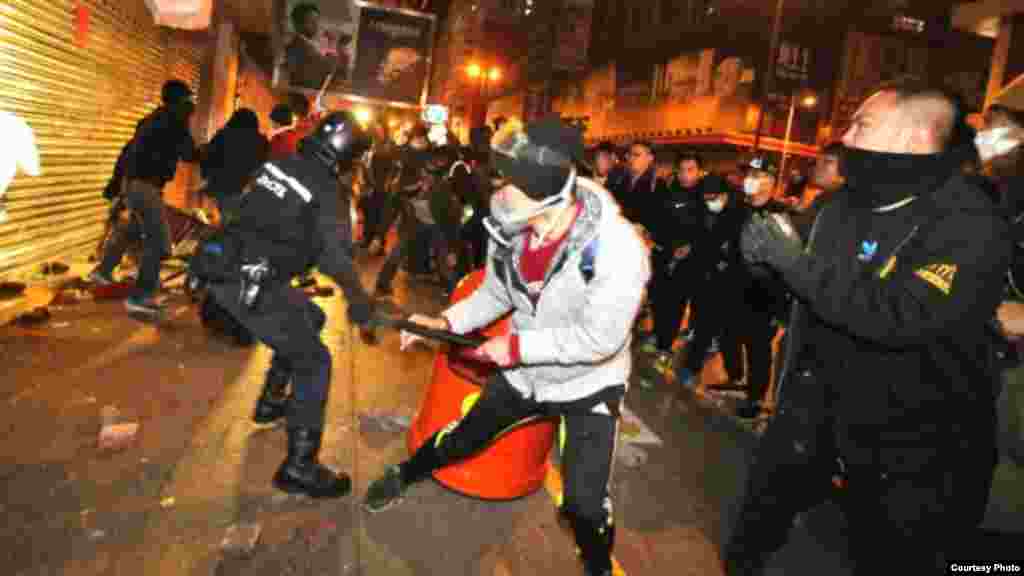 旺角街头夜市大年初一晚爆发激烈警民冲突 (苹果日报)