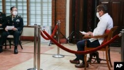 菲律宾总统杜特尔特在马尼拉会见到访的中国国防部长魏凤和。(2020年9月11日)