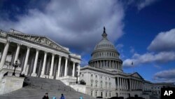 Gedung Capitol yang juga kantor Kongres Amerika Serikat terekam saat cuaca mendung di Washington, 14 Februari 2024. (Foto: Jose Louis Magama/AP Photo)