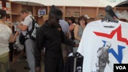 2014年一名安哥拉坦克兵在莫斯科郊外商店中挑选纪念品