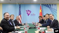 美国国务卿蓬佩奥和中国国务委员兼外长王毅在新加坡东盟外长会议的间歇举行双边会谈。(2018年8月3日)