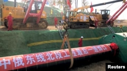 中国工人在黑龙江省黑河的中俄天然气管道工程工地上施工。(2019年10月16日)