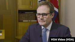 2025年1月28日,英国前安全大臣、议会外交事务委员会主席汤姆·图根哈特(Tom Tugendhat)在伦敦接受美国之音的专访。