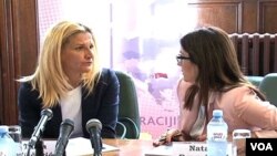 Trưởng đoàn đàm phán Serbia với EU, bà Tanja Mishchevic (trái) và bà Natasha Dragoilovich của Phong trào châu Âu.