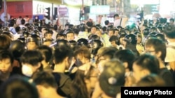 大批示威者周五晚周六凌晨重夺旺角(苹果日报图片 )