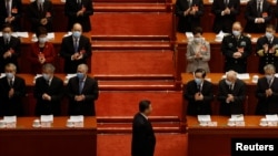 中国领导人习近平走上北京人大会堂的全国人大年度会议开幕式主席台。(2021年3月5日)