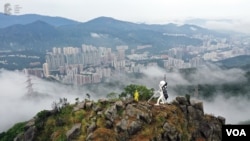 香港抗议者星期天（10/13）在狮子山上竖起自由民主女神像。图片为制作团队提供。