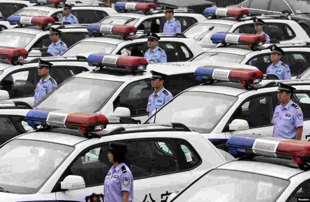 北京市公安局朝阳分局的警察参加接收新汽车仪式(2010年7月29日)。北京市公安局朝阳分局星期二发布警方通报称,没有发现北京红黄蓝幼儿园有虐待儿童现象 。通报把之前外传的 “喂食药片”、“群体猥亵幼童”、“爷爷医生、叔叔医生脱光衣服检查女儿身体”的传闻全部都一一找到了对应的“造谣者”。很多网民不信朝阳警方之说。