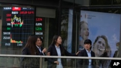 美国总统特朗普公布人工智能投资计划后,大多数亚洲市场星期三延续全球股市涨势;不过特朗普也警告称中国可能被纳入将于2月1日实施的新关税名单后,上证指数跌近1%。(美联社:2024年11月6日)