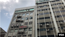 台北市长安东路二段上一栋大楼在震后出现倾斜，靠上旁边的另一栋大楼(2019年4月18日 美国之音海伦拍摄)