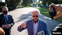 资料照片:美国总统拜登在白宫南草坪对记者讲话(2021年10月2号)