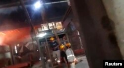 Karyawan melihat bentrokan antara pekerja China dan Indonesia di sebuah pabrik pengolahan nikel di Morowali, Sulawesi, dalam video media sosial tak bertanggal yang dirilis 16 Januari 2023. (Foto: Revi Limbong via REUTERS)