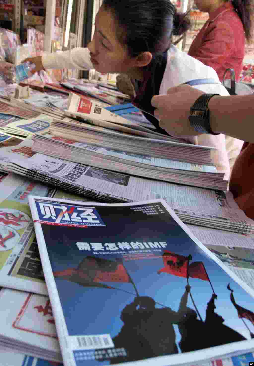 北京报摊上的财经杂志(2009年10月)。1998年胡舒立创办《财经》杂志,并担任主编11年,2009年11月9日从《财经》杂志辞职。