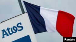 Logo perusahaan konsultan TI Prancis Atos, di kota Angers, Prancis barat.