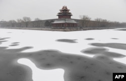 故宫角楼、围墙和紫禁城护城河。故宫又名紫禁城,是中国帝制时代的皇宫。