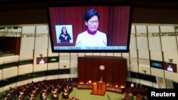 香港特首林郑月娥2021年10月6日在立法会宣读施政报告(路透社)