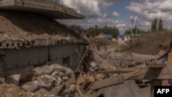 在与俄罗斯接壤的乌克兰苏梅州,乌军守卫在一处被毁的过境点附近。(2024年8月14日)