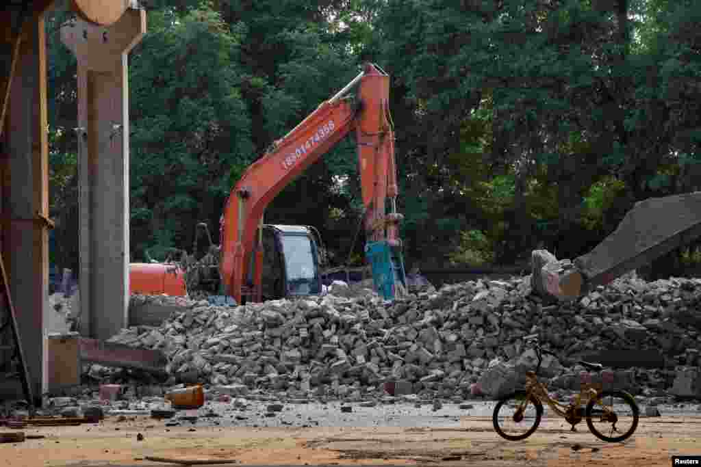 中国艺术家和异议人士艾未未在北京的“左右”工作室被拆除后留下的瓦砾堆(2018年8月4日)。8月上旬,艾未未在社交媒体Instagram上发布视频和照片,表示当局在没有提前警告的情况下开始拆除自己的“左右”工作室。艾未未表示“威严和独裁政权”一向害怕自由表达。他鼓励其他艺术家和人权支持者发出自己的声音。“美国笔会”(PEN America)将在今年秋天的11月2日向艾未未颁发艺术表达奖。