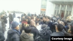 部分围观者和媒体记者在许志永案庭审法院附近。(维权网图片)