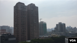 高雄房地产建设新区(美国之音许宁摄影)