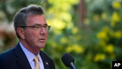 卡特在夏威夷的一场记者会上表示,将对美军空袭行动引发的问题进行追查。