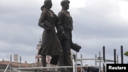 波罗的海国家立陶宛首都维尔纽斯的一名工人正在拆除前苏联时代的一座雕塑。(2015年7月20日)