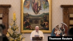 罗马天主教教宗元旦中午时分在梵蒂冈宗座宫图书馆主持诵念三钟经祈祷活动。(2021年1月1日)