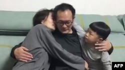 中国人权律师王全璋回到北京家中与妻儿团圆。(2020年4月27日)