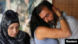 被伊斯兰国武装组织俘虏的黎巴嫩士兵的亲属在黎巴嫩贝鲁特的一个帐篷里(2017年8月27日)
