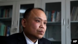 资料照片:中国知名维权律师余文生在北京的办公室接受采访。(2017年2月24日)