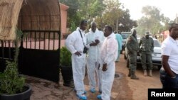 Hiện trường sau vụ tấn công nhà hàng La Terrasse ở thủ đô Bamako, Mali, ngày 7/3/2015. 3 người Mali, 1 người Pháp, và 1 người Bỉ thiệt mạng trong vụ tấn công này.