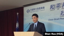 陆委会副主委邱垂正2017年6月15日在记者会上(美国之音记者申华 拍摄)