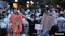 新冠疫情得到控制后,北京新发地农产品批发市场拉响警报,被暂时关闭。图为小摊贩在武汉市江汉路摆摊叫卖。(路透社2020年6月9日资料照)