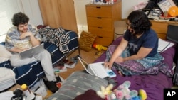 2008年4月24日,学生们在康涅狄格州米德尔敦的卫斯理大学的宿舍里上网。