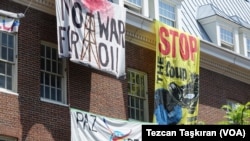 资料照:被支持马杜罗的抗议者占据的委内瑞拉大使馆。