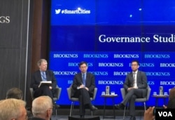 布鲁金斯学会副总裁韦斯特(左一)与中国信息通信研究院总工程师余晓晖(中)3月23日在布鲁金斯学会出席讨论会(美国之音叶林拍摄)