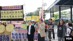 港府公布政改方案对立团体立法会外冲突