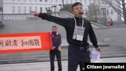 袁冬等人在北京西单呼吁官员公开财产和国籍时被警方强行带走(微博图片)