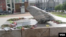 莫斯科市中心,前克格勃大楼前广场上的政治迫害受难者纪念物。这块石头来自俄罗斯北部的一个集中营。