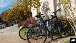 华盛顿有些人骑车上班,办公楼前有自行车架