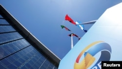 中国主导的“一带一路论坛”标志出现在北京国家会议中心外。(2019年4月25日)