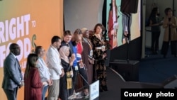 Nissa Wargadipura (berkerudung) saat menerima anugerah FAO di Roma, Italia, hari Rabu (16/10) (dok. pribadi).