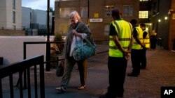 伦敦肯顿区一栋居民大楼的住户被疏散,2017年6月23日