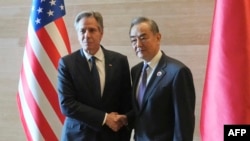 美国国务卿安东尼·布林肯(左)周六(7月27日)在万象会见中国外长王毅。图为两人握手。