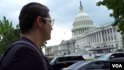 罗伯特已经登记为年轻选民,他的妹妹在帕克兰枪击中丧生。(2018年11月1日)