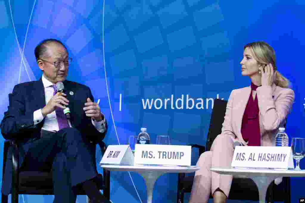 在华盛顿举行的世界银行/国际货币基金组织年会期间,白宫高级顾问伊万卡·特朗普(Ivanka Trump)在世界银行行长金墉 (Kim Yong)的陪同下在名为“将女性企业提升到新水平”的论坛上发表讲话(2017年10月14日)。