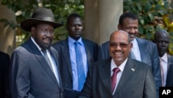 Tổng thống Nam Sudan Salva Kirr (trái) và Tổng thống Sudan Omar al-Bashir