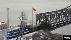 用于中朝贸易运输的鸭绿江“中朝友谊桥”(美国之音张楠拍摄)