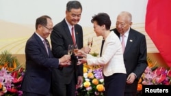 香港中联办主任王志民(左一)和香港特首林郑月娥(右二)2019年7月1日在庆祝香港主权移交22周年的庆典上。