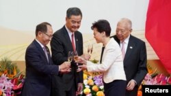 中联办主任王志民(左一)和香港特首林郑月娥(右二)2019年7月1日在庆祝香港主权移交22周年的庆典上。